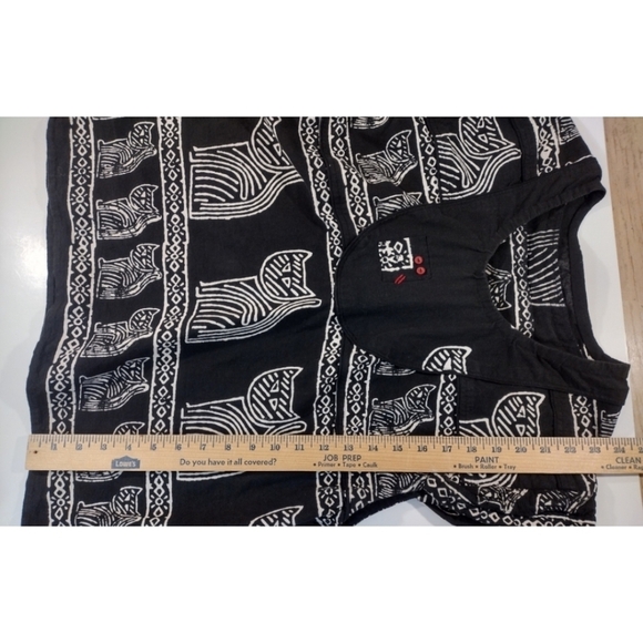 Cat print top with curved neck line - Picture 8 of 10